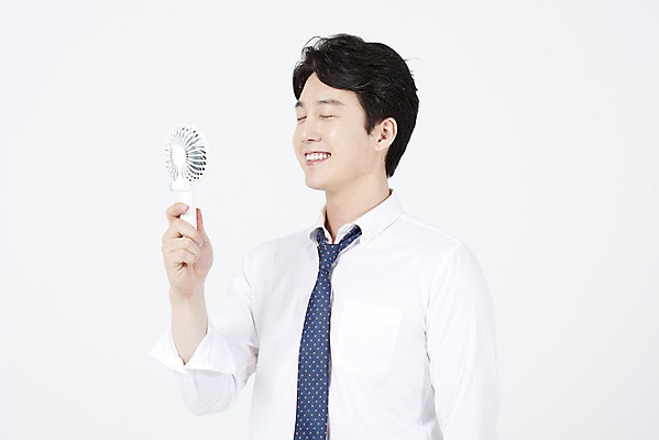 포토 JPG 스튜디오촬영 남자 실내 한명 서기 미소 들기 누끼 정장 상반신 성인 옆모습 여름 30대 눈감음 한국인 비즈니스맨 더위 시원함 흰배경 성인남자한명만 손풍기 국내포토 1 옷 계절 뷰포인트 백그라운드 비즈니스 모션 날씨 표정 사람 동양인 내부 장년 흰색 직장인 선풍기 휴대용 남자한명만 성인남자만 파일형식