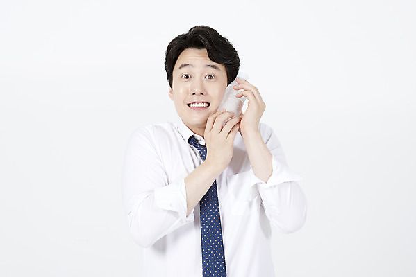 포토 JPG 스튜디오촬영 남자 실내 한명 서기 들기 누끼 정장 상반신 성인 앞모습 여름 30대 놀람 한국인 비즈니스맨 차가움 더위 시원함 흰배경 얼음물 성인남자한명만 국내포토 1 옷 계절 감정 뷰포인트 백그라운드 비즈니스 모션 날씨 표정 사람 동양인 내부 물 장년 흰색 직장인 남자한명만 성인남자만 파일형식