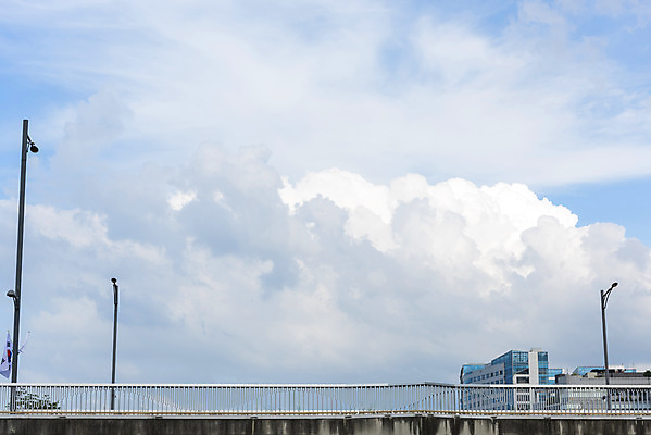 포토 JPG 주간 구름 하늘 풍경 사람없음 야외 여름 맑음 여름풍경 전봇대 힐링 육교 가교 국내포토 자연요소 건축물 계절 공공시설 날씨 다리_건축물 파일형식 여름_계절