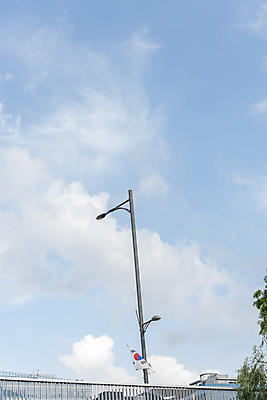 포토 JPG 주간 구름 하늘 풍경 사람없음 야외 여름 맑음 여름풍경 태극기 전봇대 힐링 육교 국내포토 자연요소 계절 공공시설 날씨 다리_건축물 국기 파일형식 여름_계절