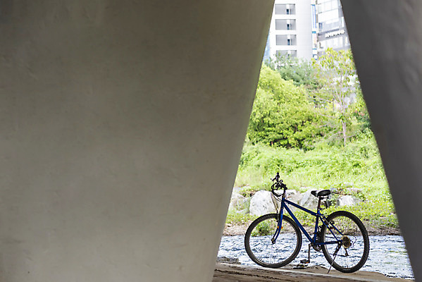 포토 JPG 주간 풍경 사람없음 야외 여름 맑음 자전거 여름풍경 힐링 다리밑 휴식처 국내포토 자연요소 계절 날씨 휴식 바이크 다리_건축물 아래 파일형식 여름_계절