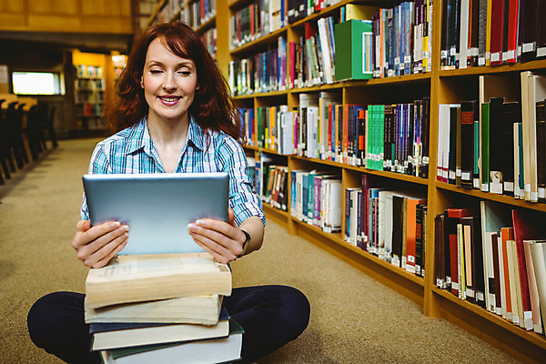 포토 JPG 해외이미지 백인 학생 여자 교육 대학생 학교 책장 실내 한명 서기 앉기 성인 책 30대 태블릿 쌓기 터치 도서관 대학교 터치스크린 고등교육 해외202004 해외포토 서양인 1 가구 모션 사람 내부 장년 전자제품 스마트기기 파일형식