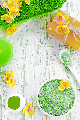 포토 JPG 해외이미지 라이프스타일 꽃 바다 백그라운드 신체 휴식 친절 건강 사람없음 목재 치료 초록색 수건 노란색 상점 스파 목욕 봄 화장품 욕실 흰색 마사지 사발 고급 씻기 소중 오브젝트 소금 비누 향 아로마테라피 테라피 샤워실 위생관리 이국적 세련 해외202004 해외포토 나무 식물 계절 컬러 컨셉 재료 의학 관리 생활 위생용품 뷰티 청결 사기그릇 샤워시설 파일형식