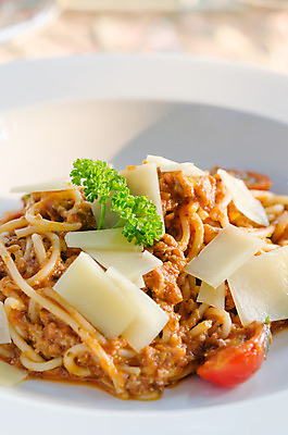 포토 JPG 해외이미지 전통 접시 음식 토마토 부분 치즈 파스타 스파게티 사람없음 빨간색 노란색 식사 이탈리아 흰색 맛 케첩 밀가루 점심식사 삶기 해외202004 해외포토 식기 유럽 컬러 컨셉 채소 유제품 서양음식 소스_음식 가루 파일형식