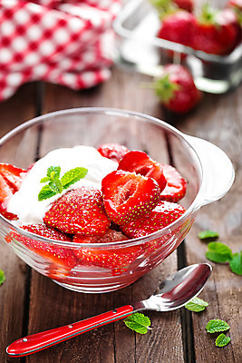 포토 JPG 해외이미지 접시 열매 음식 백그라운드 잎 다이어트 채소 과일 탁자 딸기 디저트 건강 요리 사람없음 빛 주방 흰색 시골 신선 그룹 사발 달콤 맛 설탕 민트 크림 싱글 유기농 날것 요거트 내추럴 숙성 요구르트 맛있는 해외202004 해외포토 식물 식기 웰빙 컬러 가구 컨셉 유제품 사기그릇 허브 파일형식