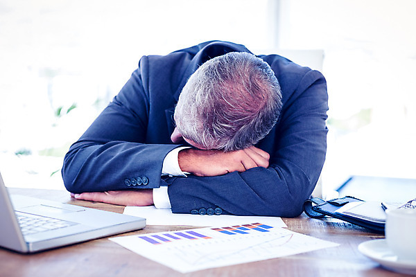 포토 JPG 해외이미지 백인 남자 중년 50대 넥타이 휴식 직장 실내 피곤 한명 사람 앉기 정장 노트북 컴퓨터 사무실 비즈니스맨 찡그림 책상 파일 해외202004 해외포토 서양인 1 잡화 옷 가구 컨셉 회사 비즈니스 모션 표정 성인 내부 전자제품 직장인 파일형식