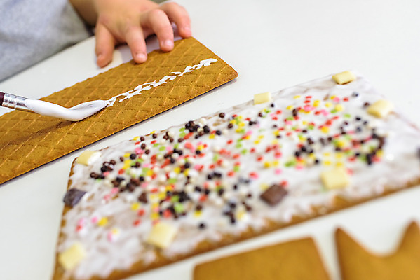 포토 JPG 해외이미지 백인 전통 라이프스타일 손 계절 여자 딸 행복 어린이 음식 크리스마스 가족 탁자 디저트 사탕 요리 사람 장식 산타클로스 쿠키 주방 빵집 축하 도움 달콤 굽기 준비 반죽 만들기 밀가루 해외202004 해외포토 서양인 기념일 감정 가구 컨셉 관계 모션 생활 신체부위 상점 맛 가루 구이 파일형식