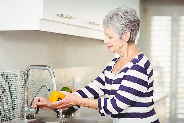 포토 JPG 해외이미지 백인 라이프스타일 접시 여자 노년 재료 가정 짧은머리 파프리카 실내 건강 한명 취미 주방 요리사 잡기 빨래 청소 싱크대 수도꼭지 준비 날것 70대 위생관리 해외202004 해외포토 서양인 직업 1 헤어스타일 식기 가사 채소 모션 관리 사람 성인 내부 생활 개수대 파일형식