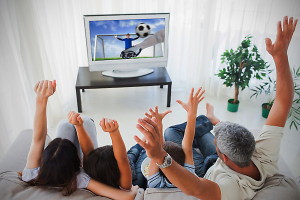 포토 JPG 해외이미지 백인 여자 남자 딸 아들 어린이 거실 가정 가족 응원 놀이 엄마 아파트 주택 갈색머리 실내 사랑 사람 앉기 이벤트 경기 소년 여러명 성인 30대 부모 소파 텔레비전 게임 휴게실 즐거움 해외202004 해외포토 서양인 헤어스타일 감정 스포츠 다수 의자 관계 모션 내부 건물 장년 전자제품 파일형식