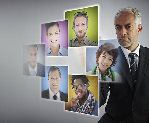 포토 JPG 해외이미지 백인 응시 여자 남자 얼굴 40대 중년 50대 서기 여러명 상반신 20대 앞모습 스크린 터치 비즈니스맨 선택 채용 터치스크린 해외202004 해외포토 서양인 시선 뷰포인트 다수 컨셉 비즈니스 모션 사람 청년 성인 신체부위 직장인 파일형식