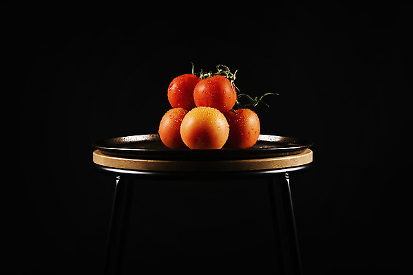 포토 JPG 해외이미지 1 음식 조각 토마토 채소 재료 쟁반 사람없음 빨간색 초록색 물 금속 젖음 신선 케첩 구성 숙성 해외202004 해외포토 자연요소 컬러 재질 소스_음식 파일형식