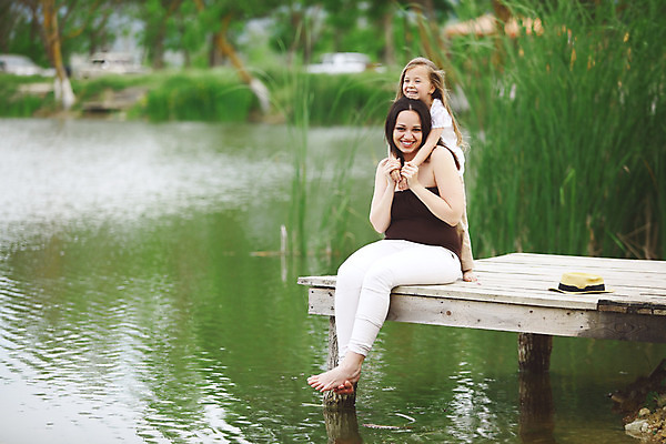 포토 JPG 해외이미지 라이프스타일 여자 행복 호수 어린이 2 가족 관계 자연 엄마 휴가 휴식 함께함 건강 사람 성인 야외 두명 물 30대 부모 농경지 걷기 침묵 봄 임산부 육아 시골 연못 주말 생태학 해외202004 해외포토 자연요소 계절 교육 감정 컨셉 모션 생활 장년 농장 소리 임신 생태계 파일형식