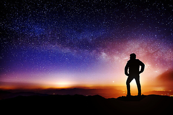 포토 JPG 해외이미지 남자 실루엣 별 여행 허리손 백그라운드 자연 하늘 산 한명 서기 사람 풍경 야외 파란색 컬러풀 어둠 트래킹 하이킹 야간 은하계 남자한명만 해외202004 SF 해외포토 자연요소 1 컬러 포즈 모션 레저 촬영기법 생태계 남자만 파일형식