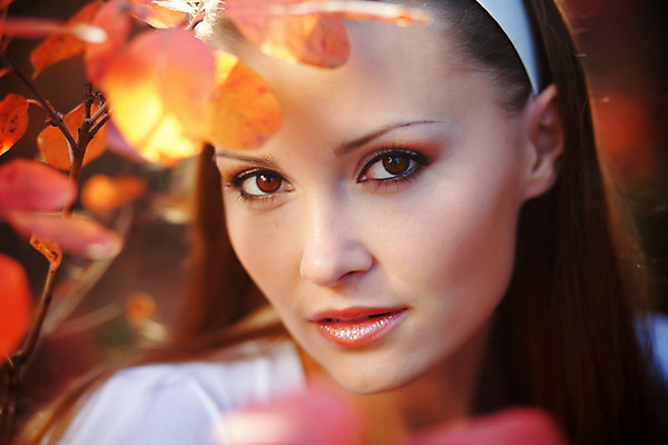 포토 JPG 해외이미지 모델 응시 여자 얼굴 잎 한명 사람 성인 야외 빨간색 청춘 가을 신선 피부 입술 성인여자한명만 해외202004 해외포토 식물 1 시선 계절 컬러 컨셉 신체부위 여자한명만 성인여자만 파일형식