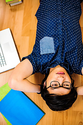 포토 JPG 해외이미지 직업 남자 안경 비즈니스 휴식 직장 실내 한명 사람 성인 노트북 컴퓨터 눕기 사무실 비즈니스맨 파일 성인남자한명만 해외202004 해외포토 1 잡화 컨셉 회사 모션 내부 전자제품 직장인 남자한명만 성인남자만 파일형식