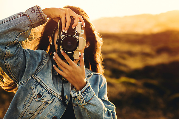 포토 JPG 해외이미지 백인 라이프스타일 여자 얼굴 여행 백그라운드 컨셉 겨울 자연 한명 사람 야외 여행객 카메라 사진촬영 일몰 장비 덮개 가을 잡기 모래언덕 사진사 필름 복고 옛날 스타일 해외202004 해외포토 서양인 1 계절 모션 생활 신체부위 전자제품 노을 촬영 뚜껑 작가 언덕 생태계 파일형식