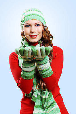 포토 JPG 해외이미지 백인 모델 옷 계절 여자 행복 백그라운드 겨울 따뜻함 한명 사람 성인 10대 유행 기쁨 흰색 스웨터 긍정 돌봄 해외202004 손모아장갑 해외포토 서양인 1 감정 컬러 장갑 컨셉 상의 모션 청소년 파일형식