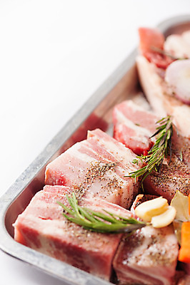 포토 JPG 해외이미지 전통 음식 백그라운드 재료 뼈 건강 마늘 종류 돼지고기 요리 사람없음 주방 식당 요리사 당근 신선 시장 맛 수프 주식 허브 준비 날것 후추 로즈메리 다진 생식 스타일 많음 맛있는 해외202004 해외포토 식물 직업 컨셉 채소 뿌리채소 육류 금융 상점 향신료 파일형식