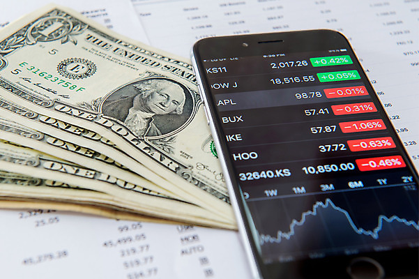 포토 JPG 해외이미지 안경 지폐 돈 비즈니스 탁자 모바일 세포 사람없음 금융 스마트폰 핸드폰 펜 만년필 판매 달러 자료 시장 재산 전화기 분석 분수 투자 이익 구성 세금 셀룰러 해외202004 해외포토 잡화 가구 컨셉 경제 전자제품 스마트기기 필기구 파일형식