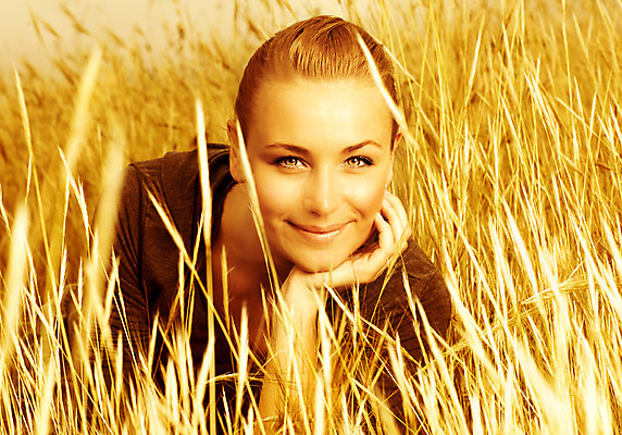 포토 JPG 해외이미지 식물 모델 손 여자 행복 유럽 얼굴 백그라운드 밭 농업 자연 한명 미소 사람 초원 성인 야외 금발 농장 노란색 꿈 가을 밀 호밀 성인여자한명만 해외202004 해외포토 1 헤어스타일 계절 감정 나라 산업 컬러 곡류 표정 신체부위 생태계 여자한명만 성인여자만 파일형식