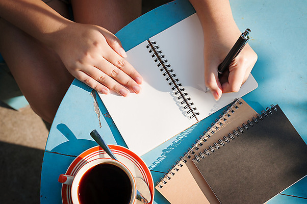 포토 JPG 해외이미지 라이프스타일 손 여자 커피 음료 백그라운드 탁자 휴식 아이디어 신체부위 컵 펜 다이어리 공책 카페 해외202004 해외포토 식기 가구 컨셉 문구용품 사람 생활 필기구 상점 사무용품 파일형식