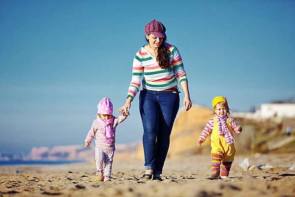 포토 JPG 해외이미지 라이프스타일 여자 딸 행복 어린이 모래 바다 가족 놀이 엄마 휴가 휴식 함께함 건강 관리 사람 야외 세명 봄 육아 자유 가을 아기 그룹 작음 쌍둥이 세대 걸음마 초보 해외202004 해외포토 계절 감정 컨셉 관계 모션 생활 크기 파일형식