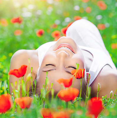 포토 JPG 해외이미지 백인 공원 여자 꽃 행복 밭 자연 휴가 휴식 한명 사람 야외 빨간색 초록색 눕기 맑음 봄 기쁨 꿈 자유 벚꽃 흰색 개화 양귀비 몽환 해외202004 해외포토 서양인 식물 1 계절 공공시설 감정 컬러 컨셉 농업 모션 날씨 생태계 파일형식