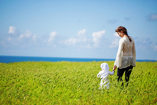 포토 JPG 해외이미지 라이프스타일 여자 딸 행복 어린이 바다 밭 가족 자연 놀이 하늘 엄마 미소 사람 야외 두명 여름 걷기 봄 육아 자유 아기 작음 긍정 걸음마 돌봄 초보 해외202004 해외포토 계절 감정 컨셉 농업 관계 모션 표정 생활 크기 생태계 파일형식