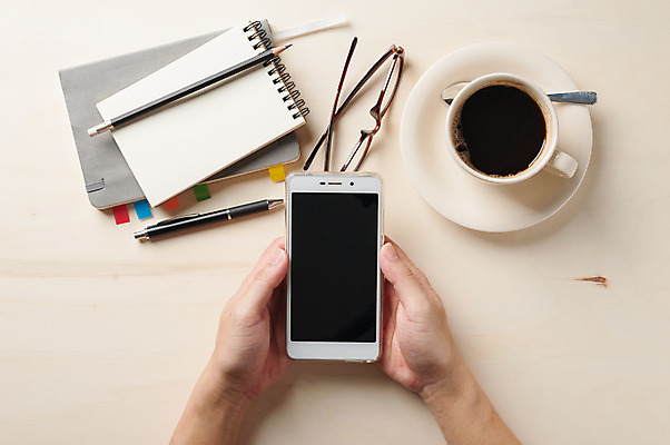 포토 JPG 해외이미지 라이프스타일 손 커피 백그라운드 인터넷 비즈니스 모바일 추상 휴식 직장 사람없음 컵 스마트폰 사무실 펜 디지털 스크린 쪽지 공책 터치 네트워크 이메일 잡지 연결 휴대용 스마트 와이파이 전자 멀티미디어 전자상거래 패드 단절 소셜 터치스크린 스타일 힙스터 셀룰러 해외202004 해외포토 식기 패션 음료 컨셉 무늬 회사 문구용품 생활 신체부위 간행물 핸드폰 스마트기기 필기구 오브젝트 무선인터넷 파일형식