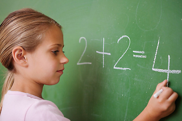 포토 JPG 해외이미지 백인 학생 여학생 여자 교육 어린이 교실 학교 실내 한명 서기 옆모습 초록색 학습 숫자 칠판 수학 계산 덧셈 분필 소녀한명만 해외202004 해외포토 서양인 문자 1 뷰포인트 컬러 교과목 모션 사람 내부 초크 여자한명만 소녀만 파일형식