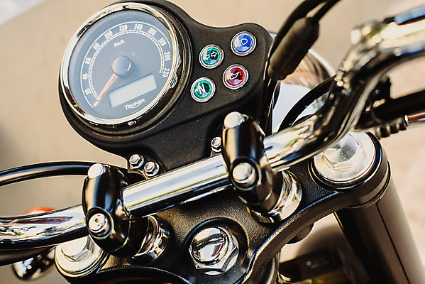 포토 JPG 해외이미지 부분 교통시설 사람없음 빛 금속 자전거 검은색 어둠 힘 기계 운전 오토바이 클래식 수리 은색 승차 철 묘사 속도 순환 파이프 연료 충격 엔진 모터 복근 어려움 조율 철강 특별함 스타일 해외202004 해외포토 컬러 교통 컨셉 모션 재질 근육 바이크 시설 파일형식