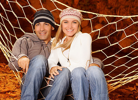 포토 JPG 해외이미지 백인 모델 커플 계절 공원 여자 남자 행복 가족 관계 포옹 자연 남편 휴식 사랑 미소 사람 성인 야외 두명 기쁨 자유 가을 아내 숲 그네 해먹 성인만 해외202004 해외포토 서양인 공공시설 감정 컨셉 안기 표정 침대 생태계 파일형식