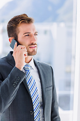 포토 JPG 해외이미지 남자 휴식 갈색머리 직장 실내 한명 서기 정장 20대 스마트폰 사무실 비즈니스맨 무선전화기 스마트 스타일 해외202004 해외포토 1 헤어스타일 옷 컨셉 회사 비즈니스 모션 사람 청년 내부 핸드폰 스마트기기 직장인 전화기 파일형식