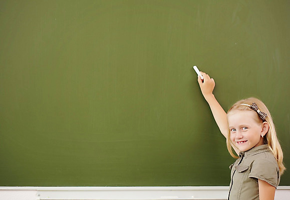 포토 JPG 해외이미지 백인 학생 여학생 여자 교육 어린이 교실 학교 수업 실내 한명 서기 사람 책 초록색 칠판 수학 분필 소녀한명만 해외202004 해외포토 서양인 1 컬러 교과목 모션 내부 초크 여자한명만 소녀만 파일형식
