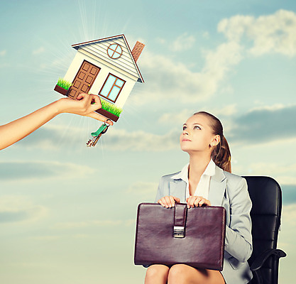 포토 JPG 해외이미지 구름 손 여자 의자 열쇠 부동산 주택 한명 들기 앉기 성인 건물 옆모습 신체부위 올려보기 성인여자한명만 해외202004 해외포토 자연요소 1 건축물 뷰포인트 가구 모션 사람 재산 여자한명만 성인여자만 파일형식