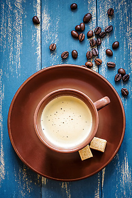 포토 JPG 해외이미지 커피 음료 음식 백그라운드 탁자 휴식 사람없음 컵 파란색 갈색 식당 검은색 거품 카페 원두 뜨거움 커피잔 에스프레소 모카 카페인 해외202004 해외포토 식기 컬러 가구 컨셉 잔 상점 파일형식