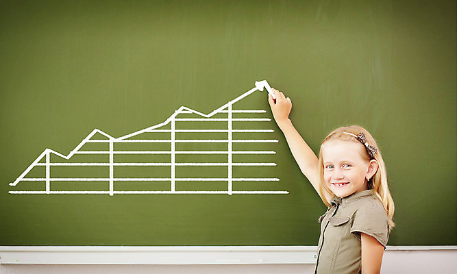 포토 JPG 해외이미지 백인 학생 여학생 여자 교육 어린이 교실 학교 수업 실내 한명 서기 사람 책 초록색 칠판 수학 분필 소녀한명만 해외202004 해외포토 서양인 1 컬러 교과목 모션 내부 초크 여자한명만 소녀만 파일형식