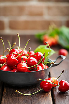 포토 JPG 해외이미지 열매 음식 백그라운드 잎 과일 자연 탁자 디저트 건강 사람없음 목재 빨간색 정원 시골 신선 체리 달콤 맛 먹기 유기농 날것 숙성 채식주의자 맛있는 해외202004 해외포토 나무 식물 웰빙 컬러 가구 컨셉 재료 모션 생태계 채식 파일형식