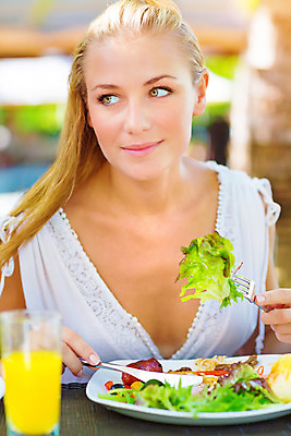 포토 JPG 해외이미지 백인 라이프스타일 여자 행복 음식 포크 채소 오렌지 탁자 휴가 식이요법 요리 한명 사람 앉기 성인 야외 초록색 금발 식당 식사 저녁식사 주스 카페 샐러드 신선 잡기 칼 아침식사 상추 자르기 먹기 휴양지 점심식사 수유 해외202004 해외포토 서양인 1 헤어스타일 식기 감정 음료 컬러 가구 과일 모션 건강 생활 상점 장소 파일형식