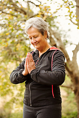 포토 JPG 해외이미지 백인 라이프스타일 공원 여자 노년 남자 행복 어린이 40대 중년 요가 자연 건강 미소 소년 여러명 20대 초록색 운동복 운동 자유 가을 70대 해외202004 해외포토 서양인 웰빙 옷 계절 공공시설 감정 컬러 다수 컨셉 표정 사람 청년 성인 생활 생태계 파일형식