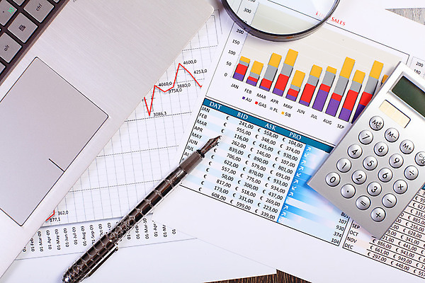 포토 JPG 해외이미지 종이 컨셉 회사 비즈니스 통계 탁자 그래프 직장 사람없음 사무실 펜 볼펜 자료 계산기 정보 키보드 업무 계획 오브젝트 보고서 문서 해외202004 해외포토 가구 문구용품 필기구 장비 작업 파일형식