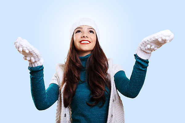 포토 JPG 해외이미지 백인 모델 옷 계절 여자 행복 백그라운드 겨울 따뜻함 한명 사람 성인 10대 유행 기쁨 흰색 스웨터 긍정 돌봄 해외202004 손모아장갑 해외포토 서양인 1 감정 컬러 장갑 컨셉 상의 모션 청소년 파일형식