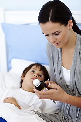 포토 JPG 해외이미지 손 응시 남자 아들 얼굴 어린이 엄마 실내 건강 사람 소년 상반신 두명 앞모습 옆모습 눕기 숟가락 침실 약병 질병 간호 시럽 물약 돌봄 의료성형뷰티 해외202004 아들바보 해외포토 시선 뷰포인트 의학 가족 모션 수저 내부 신체부위 약 병_담는 파일형식