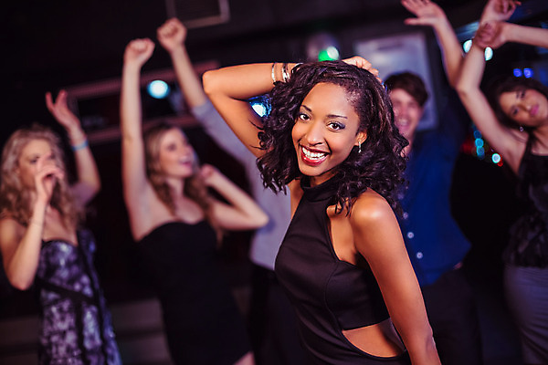 포토 JPG 해외이미지 백인 긴머리 드레스 여자 남자 행복 함께함 실내 사람 이벤트 여러명 20대 성인 30대 파티 우정 기쁨 축하 바 화려 즐거움 클럽 흥분 성인만 유흥 해외202004 해외포토 서양인 헤어스타일 옷 감정 다수 컨셉 청년 내부 장년 친구 파일형식