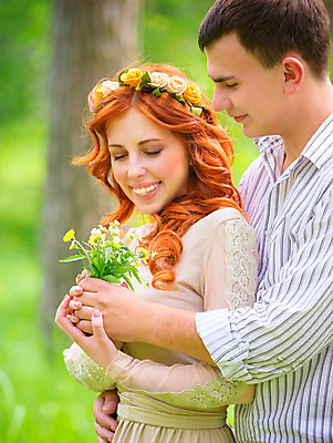 포토 JPG 해외이미지 백인 라이프스타일 커플 드레스 공원 여자 남자 꽃 행복 꽃다발 결혼 데이트 가족 관계 포옹 자연 함께함 선물 사랑 사람 야외 두명 초록색 봄 낭만 잡기 날짜 숲 주기 해외202004 해외포토 서양인 식물 옷 계절 공공시설 감정 컬러 컨셉 안기 모션 이벤트 생활 생태계 파일형식