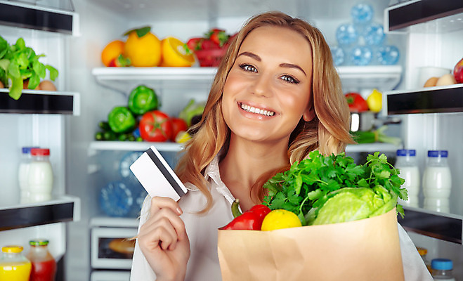 포토 JPG 해외이미지 백인 라이프스타일 여자 행복 음식 다이어트 채소 주택 건강 한명 미소 사람 주방 식사 샐러드 흰색 신선 오픈 신용카드 구매 몸무게 먹기 유기농 냉장고 비타민 획득 점심식사 돌봄 적자 제어 채식주의자 비건 해외202004 해외포토 서양인 1 웰빙 감정 컬러 모션 표정 건물 생활 금융 쇼핑 가전제품 채식 영양소 파일형식