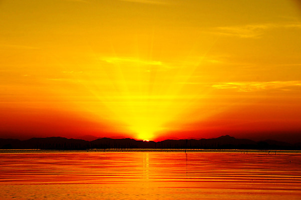 포토 JPG 해외이미지 바다 여행 백그라운드 태국 따뜻함 풍경 사람없음 야외 빛 햇빛 태양 반사 노란색 일출 맑음 일몰 분위기 땅 수평선 해외202004 해외포토 자연요소 아시아 컬러 컨셉 날씨 노을 파일형식