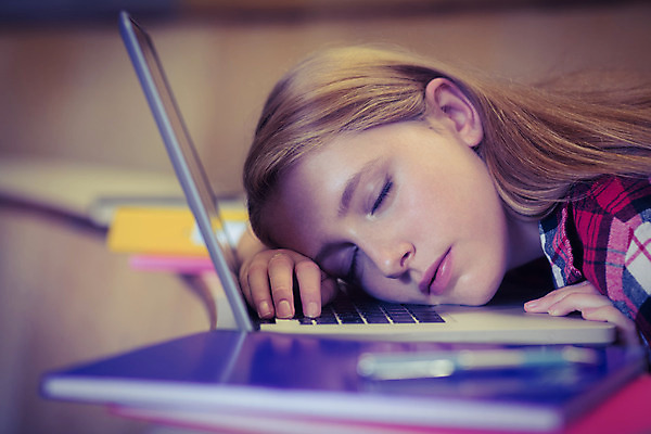 포토 JPG 해외이미지 백인 학생 여자 교육 대학생 교실 학교 휴식 실내 피곤 한명 성인 노트북 스터디 컴퓨터 대학교 성인여자한명만 해외202004 해외포토 서양인 1 컨셉 사람 내부 전자제품 학습 여자한명만 성인여자만 파일형식