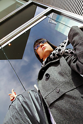 포토 JPG 해외이미지 라이프스타일 응시 드레스 여자 안경 얼굴 가방 비즈니스 모션 유리 집게 한명 사람 성인 쇼핑 유행 문 상점 금속 목도리 산책 재킷 회색 코트 직물 잡기 우아함 보호 씻기 구매 옷걸이 플라스틱 쇼핑몰 청소 고객 시작 소매 쇼퍼홀릭 해외202004 해외포토 1 시선 잡화 옷 컬러 컨셉 재질 휴식 생활 신체부위 청결 외투 파일형식