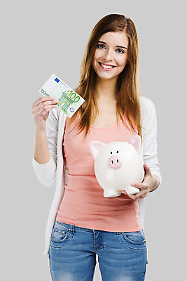 포토 JPG 해외이미지 백인 여자 돈 한명 미소 들기 사람 상반신 성인 앞모습 금융 저축 저금통 잡기 자신감 성인여자한명만 해외202004 해외포토 서양인 1 감정 뷰포인트 모션 표정 경제 재산 여자한명만 성인여자만 파일형식